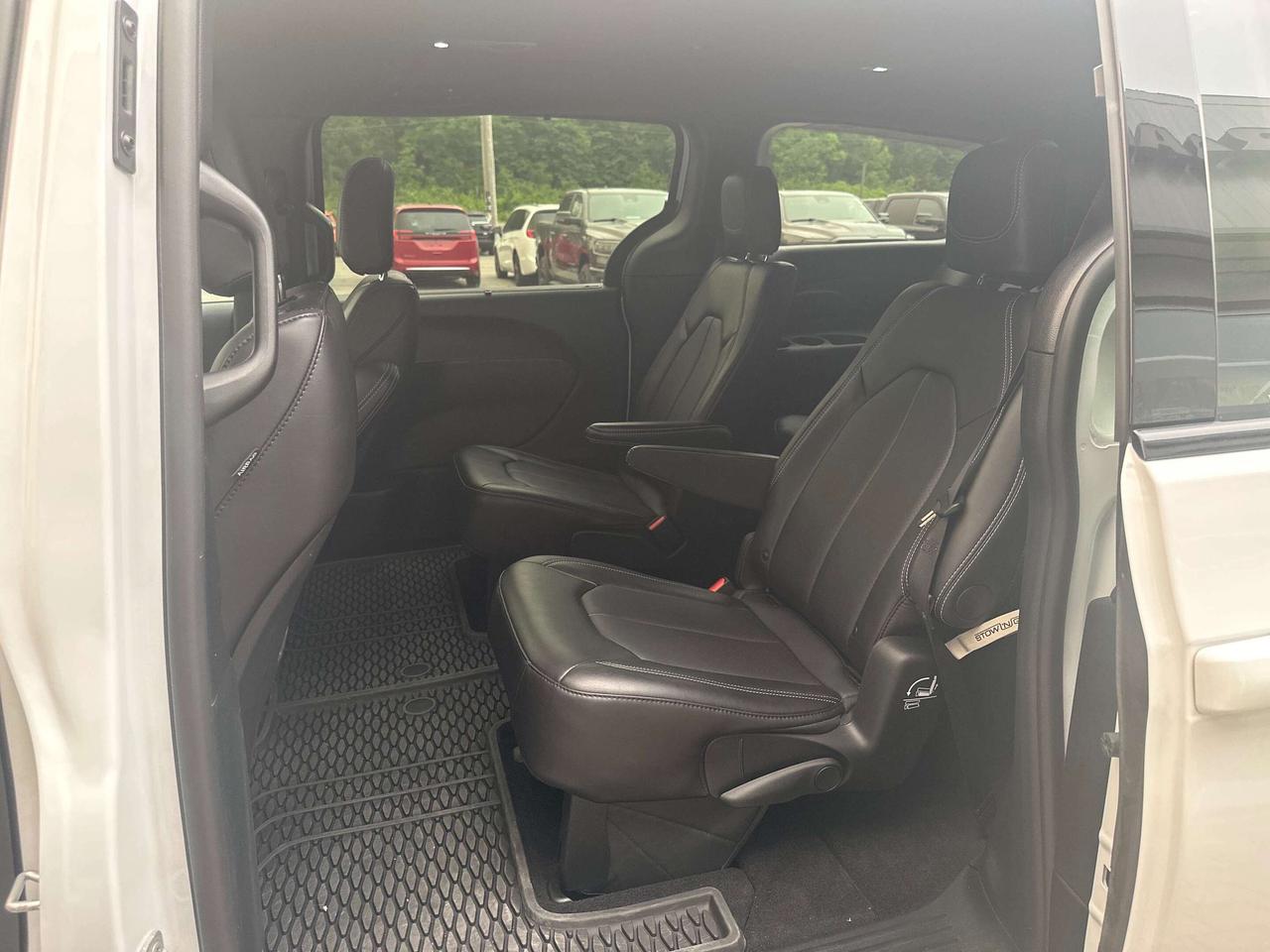 2025 Chrysler Pacifica Select Photo