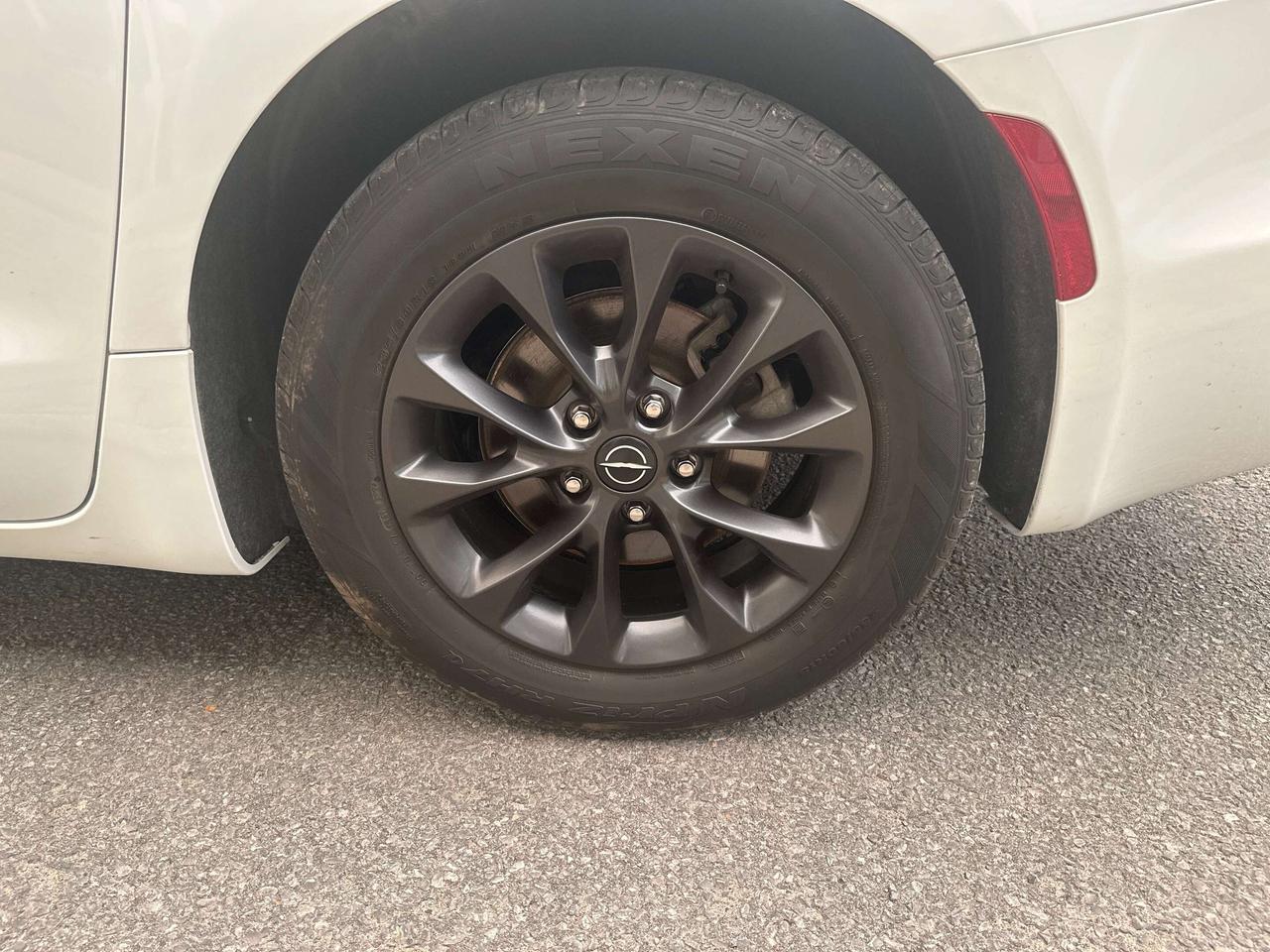 2025 Chrysler Pacifica Select Photo