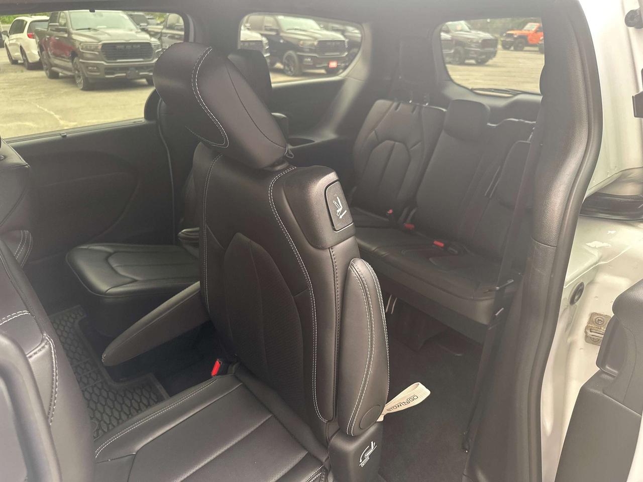 2025 Chrysler Pacifica Select Photo