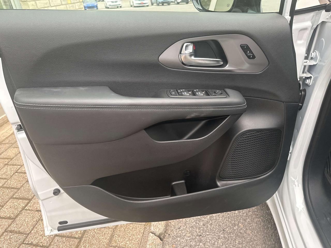 2025 Chrysler Pacifica Select Photo