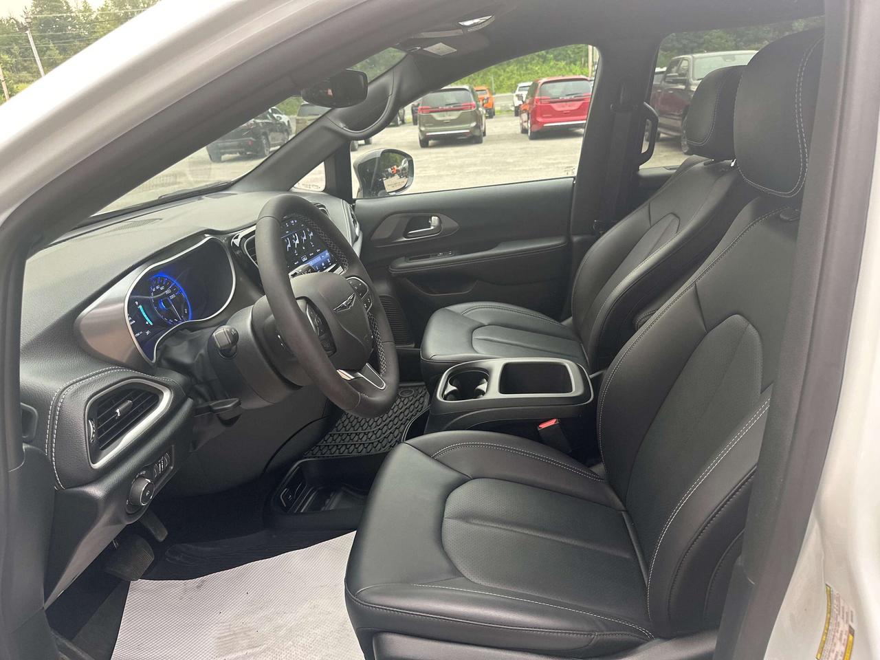 2025 Chrysler Pacifica Select Photo