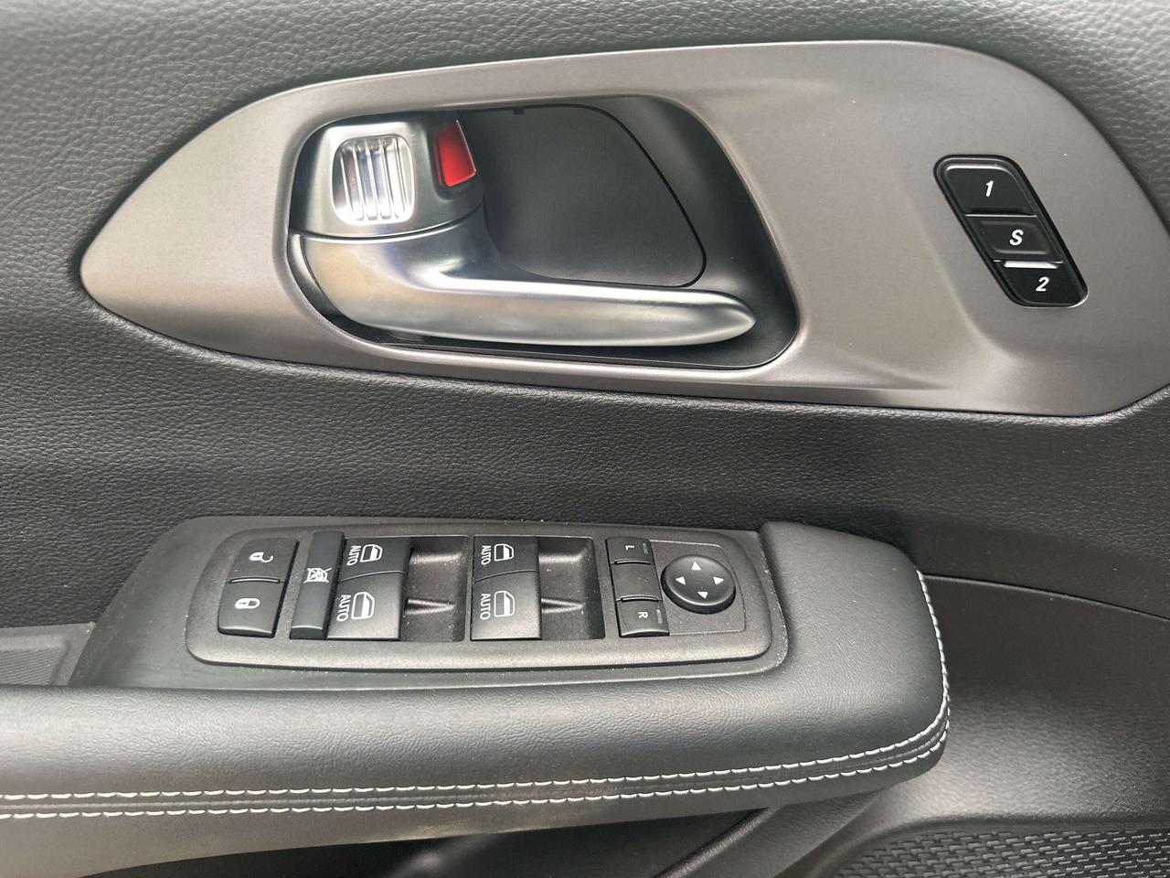 2025 Chrysler Pacifica Select Photo