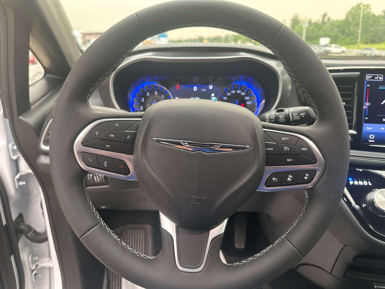 2025 Chrysler Pacifica Select Photo