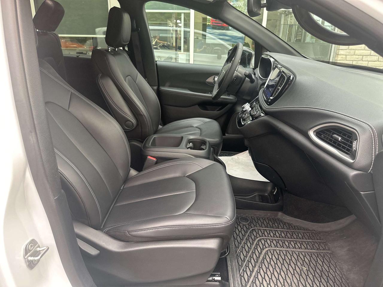 2025 Chrysler Pacifica Select Photo