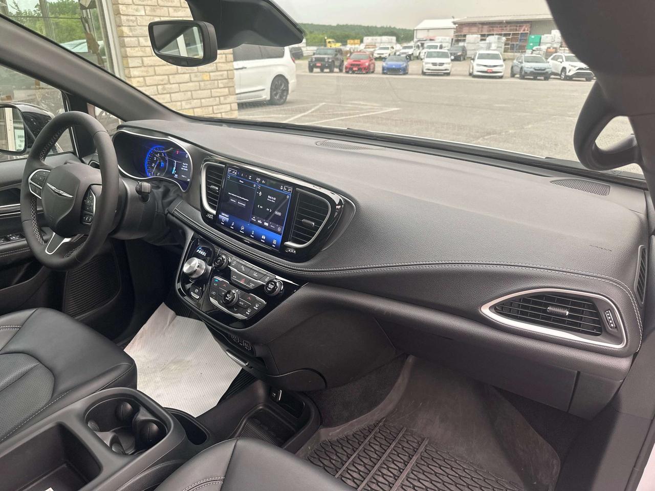 2025 Chrysler Pacifica Select Photo