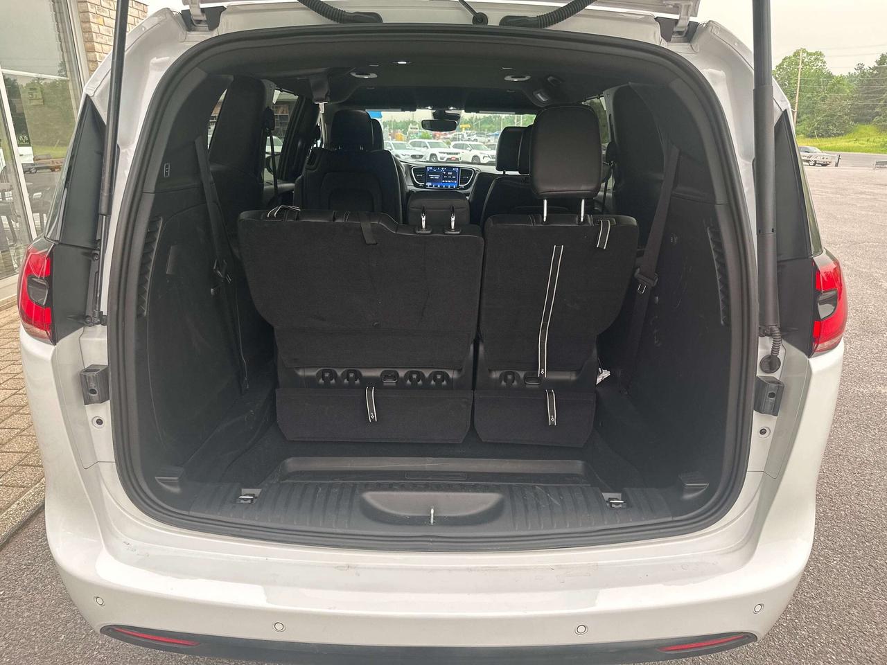 2025 Chrysler Pacifica Select Photo
