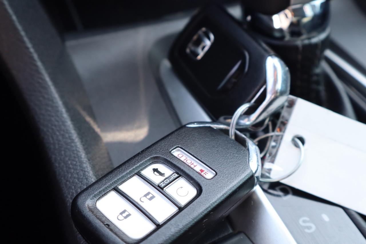 2019 Honda Civic Touring Sedan CVT Photo