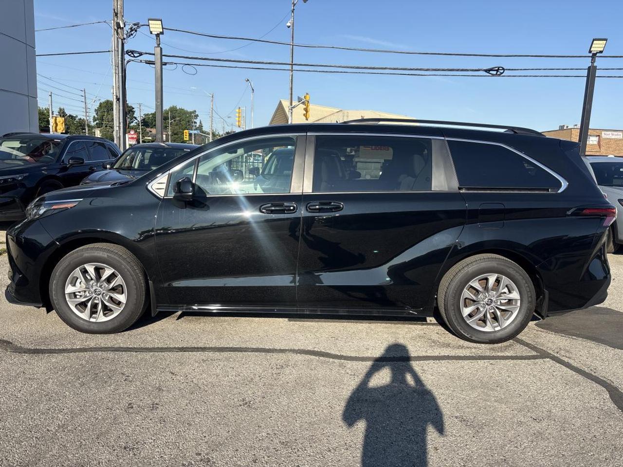 2026 Toyota Sienna LE Hybrid Photo4