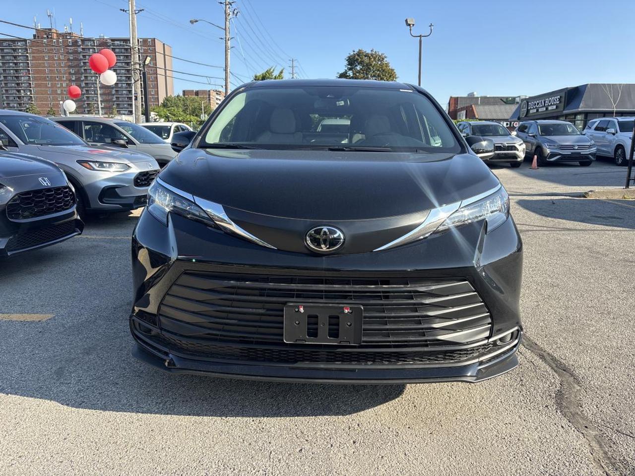 2026 Toyota Sienna LE Hybrid Photo