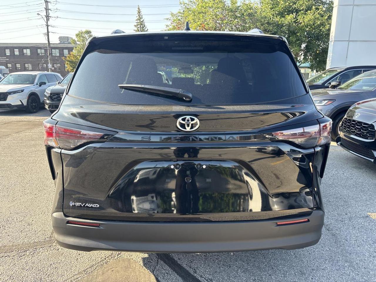 2026 Toyota Sienna LE Hybrid Photo