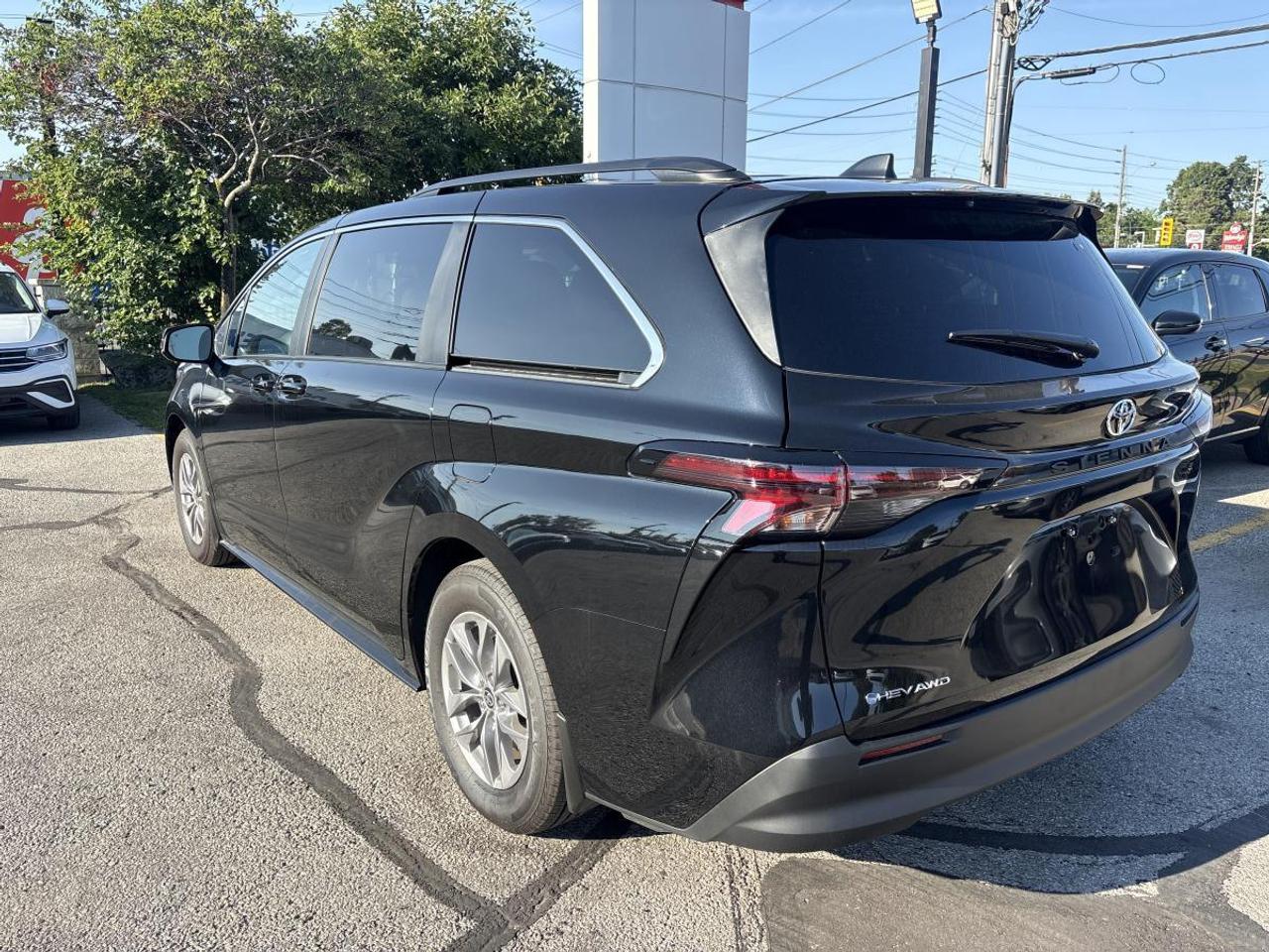2026 Toyota Sienna LE Hybrid Photo3
