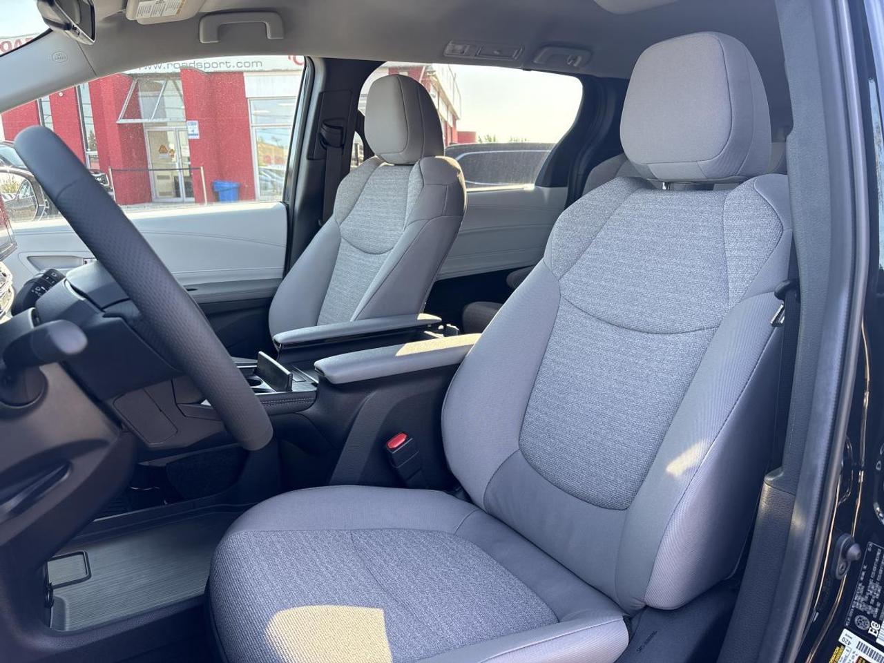 2026 Toyota Sienna LE Hybrid Photo