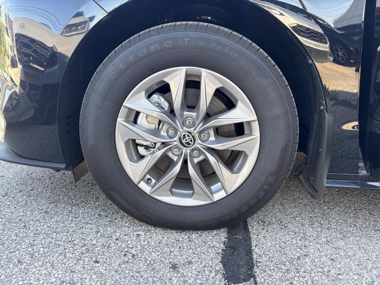 2026 Toyota Sienna LE Hybrid Photo