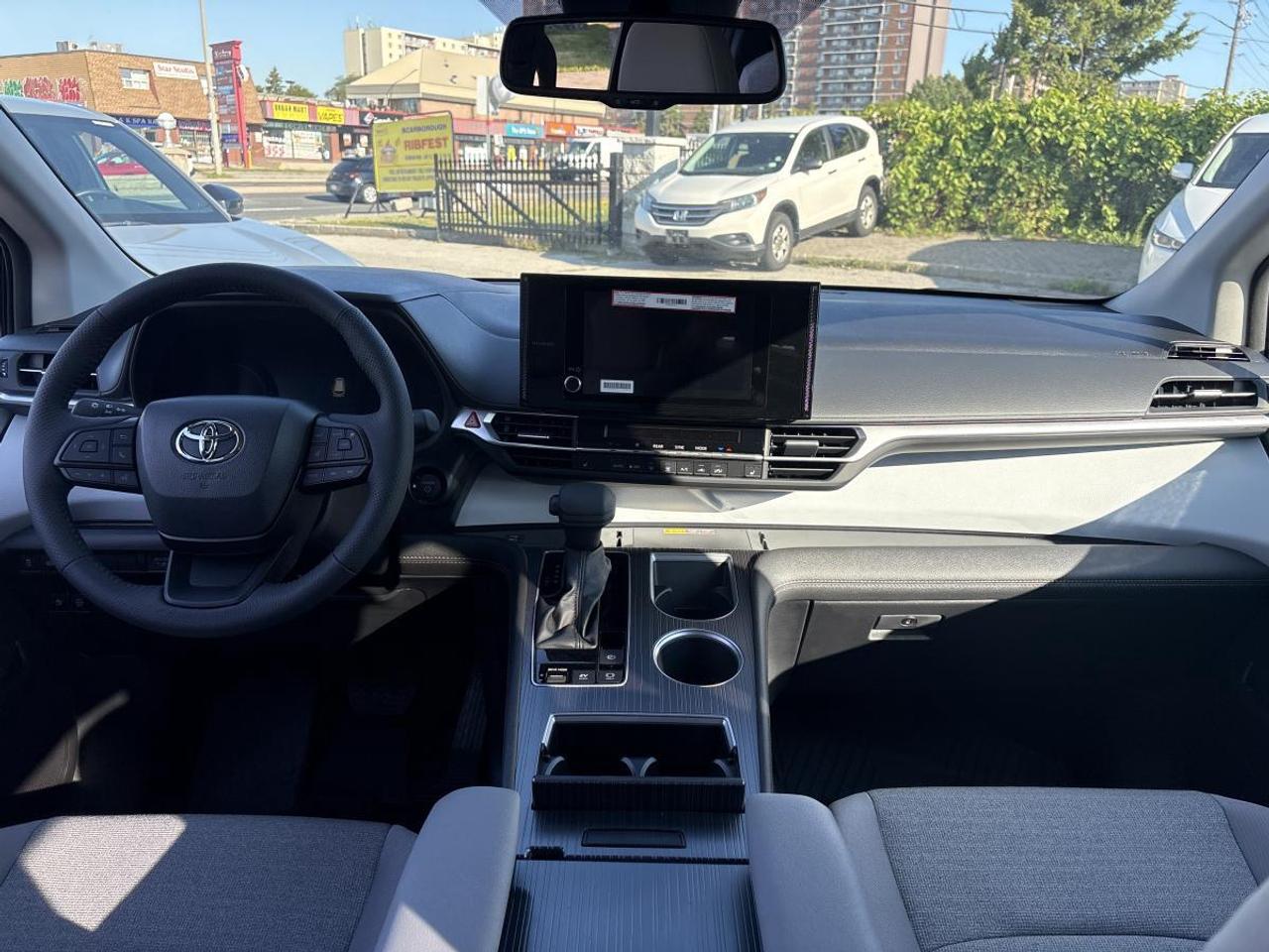 2026 Toyota Sienna LE Hybrid Photo