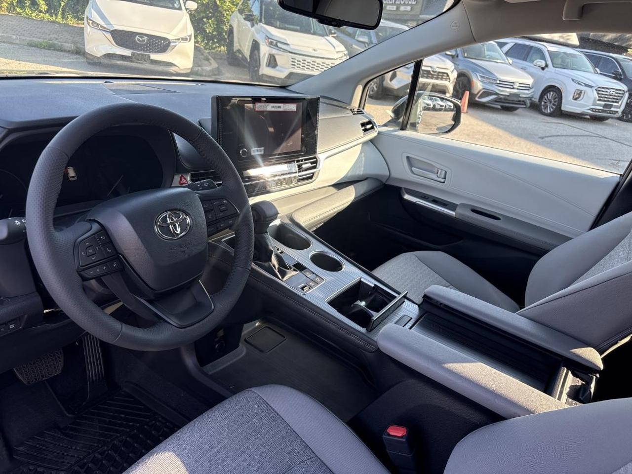 2026 Toyota Sienna LE Hybrid Photo
