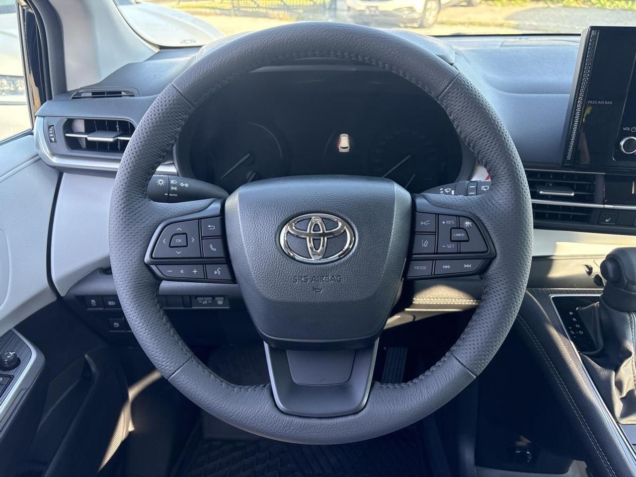 2026 Toyota Sienna LE Hybrid Photo