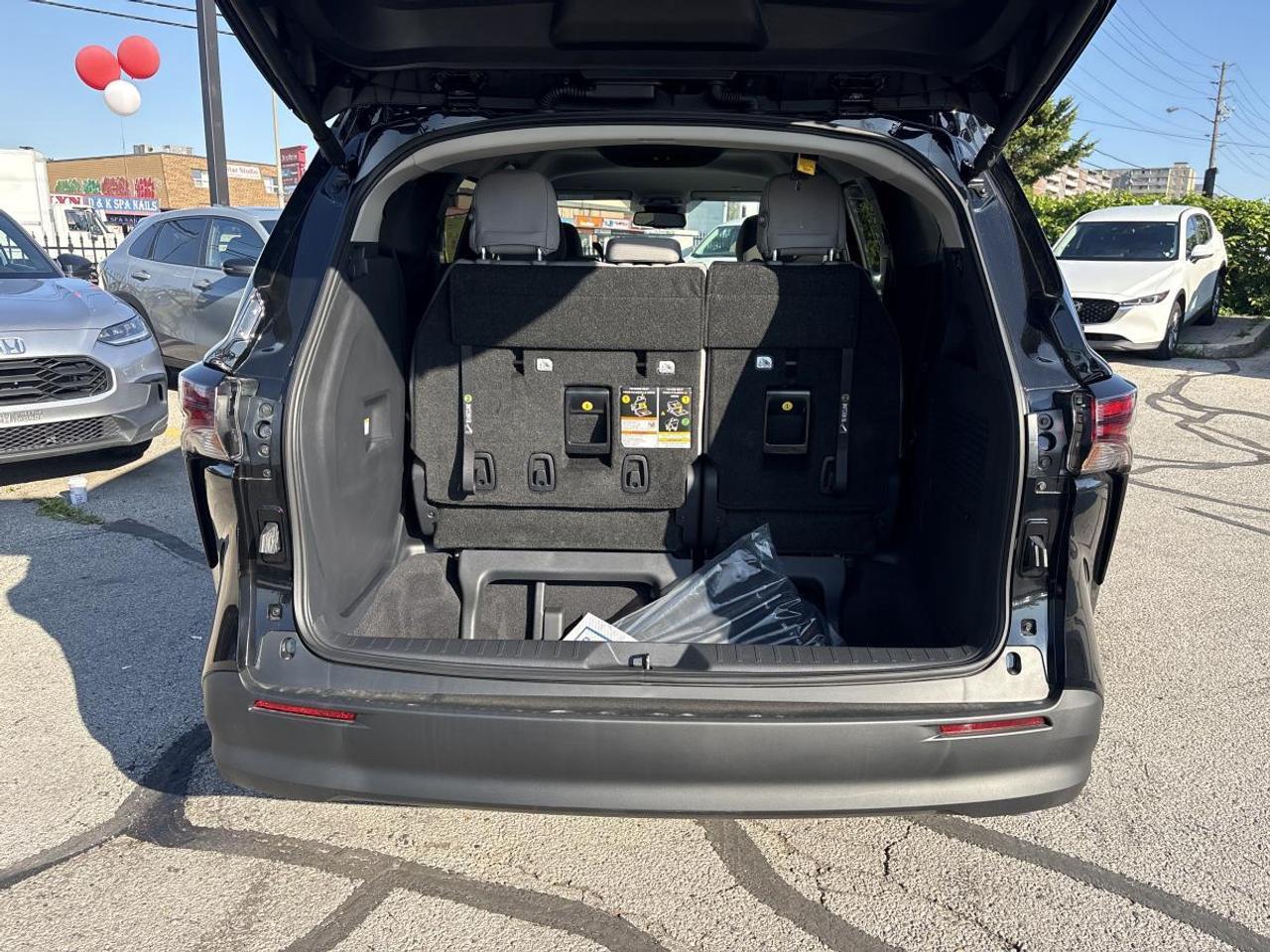 2026 Toyota Sienna LE Hybrid Photo