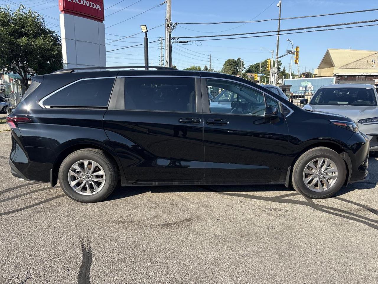 2026 Toyota Sienna LE Hybrid Photo