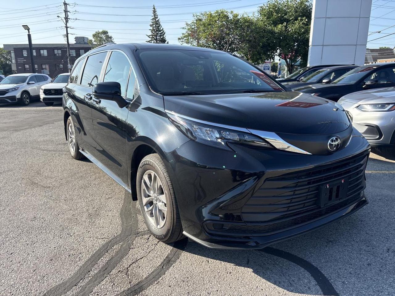 2026 Toyota Sienna LE Hybrid Photo