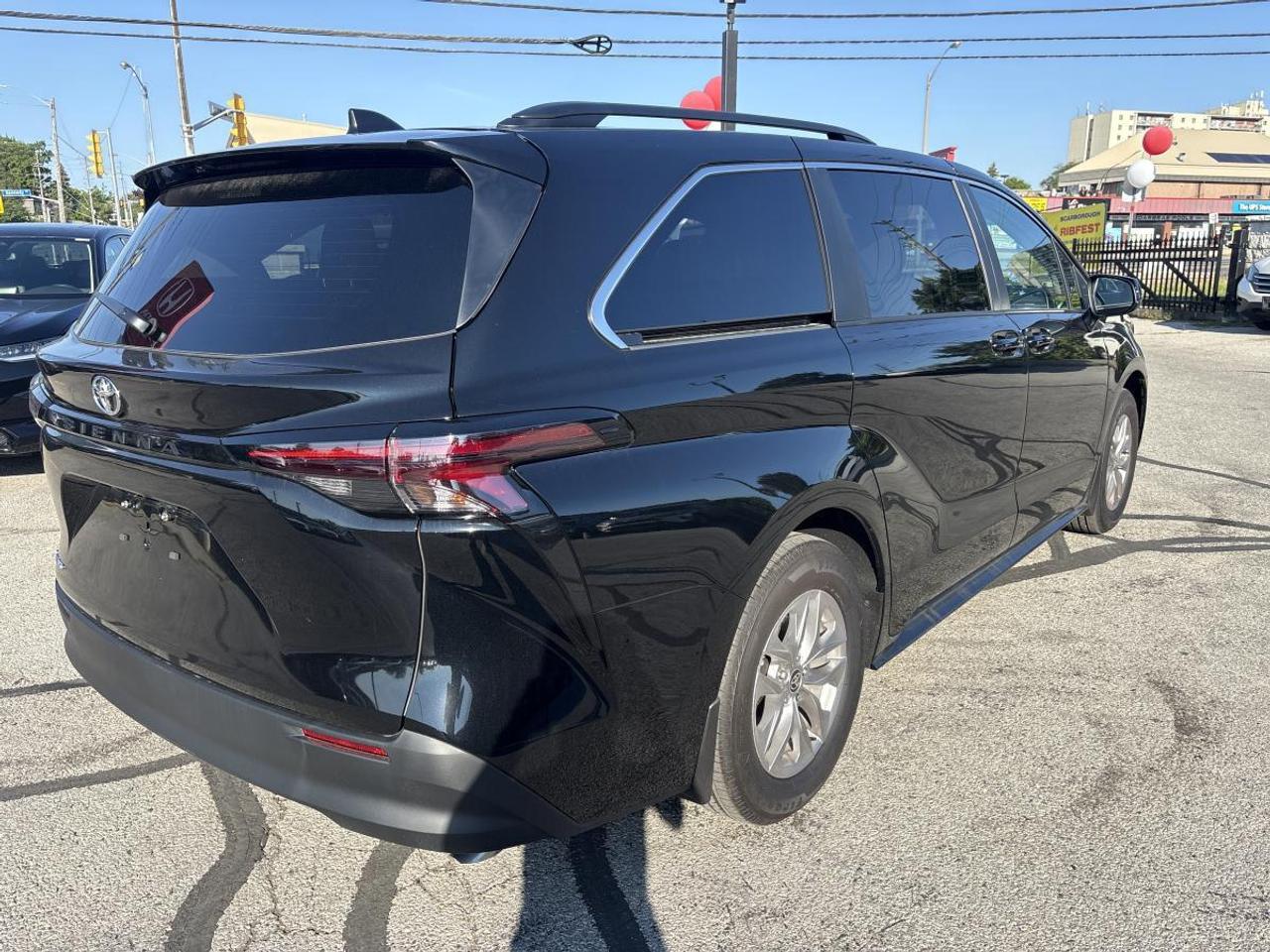 2026 Toyota Sienna LE Hybrid Photo