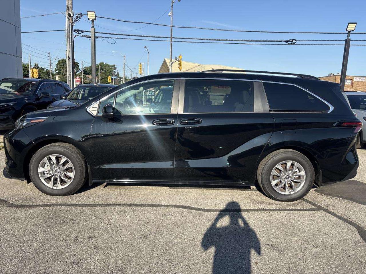 2026 Toyota Sienna LE Hybrid Photo