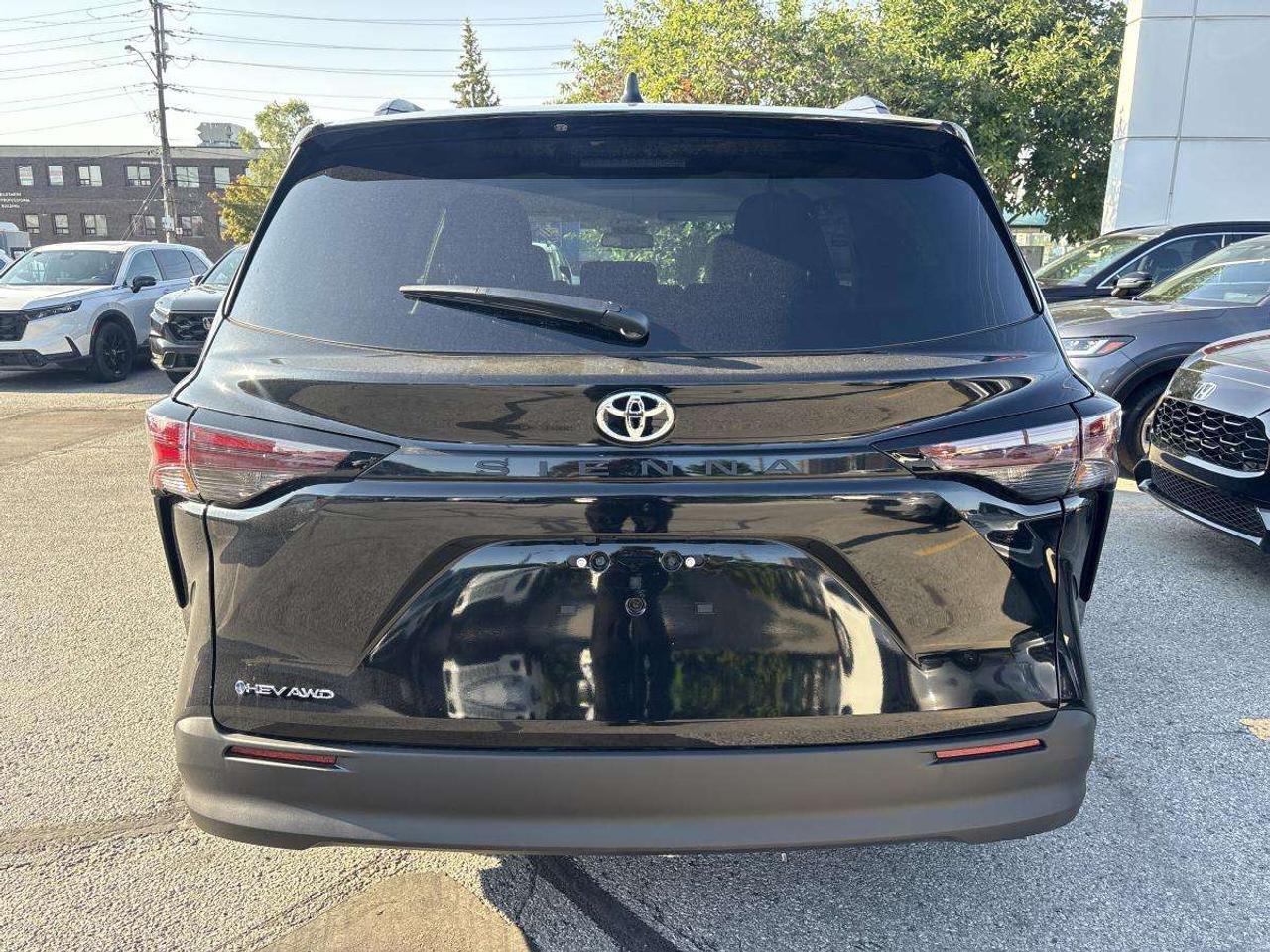 2026 Toyota Sienna LE Hybrid Photo
