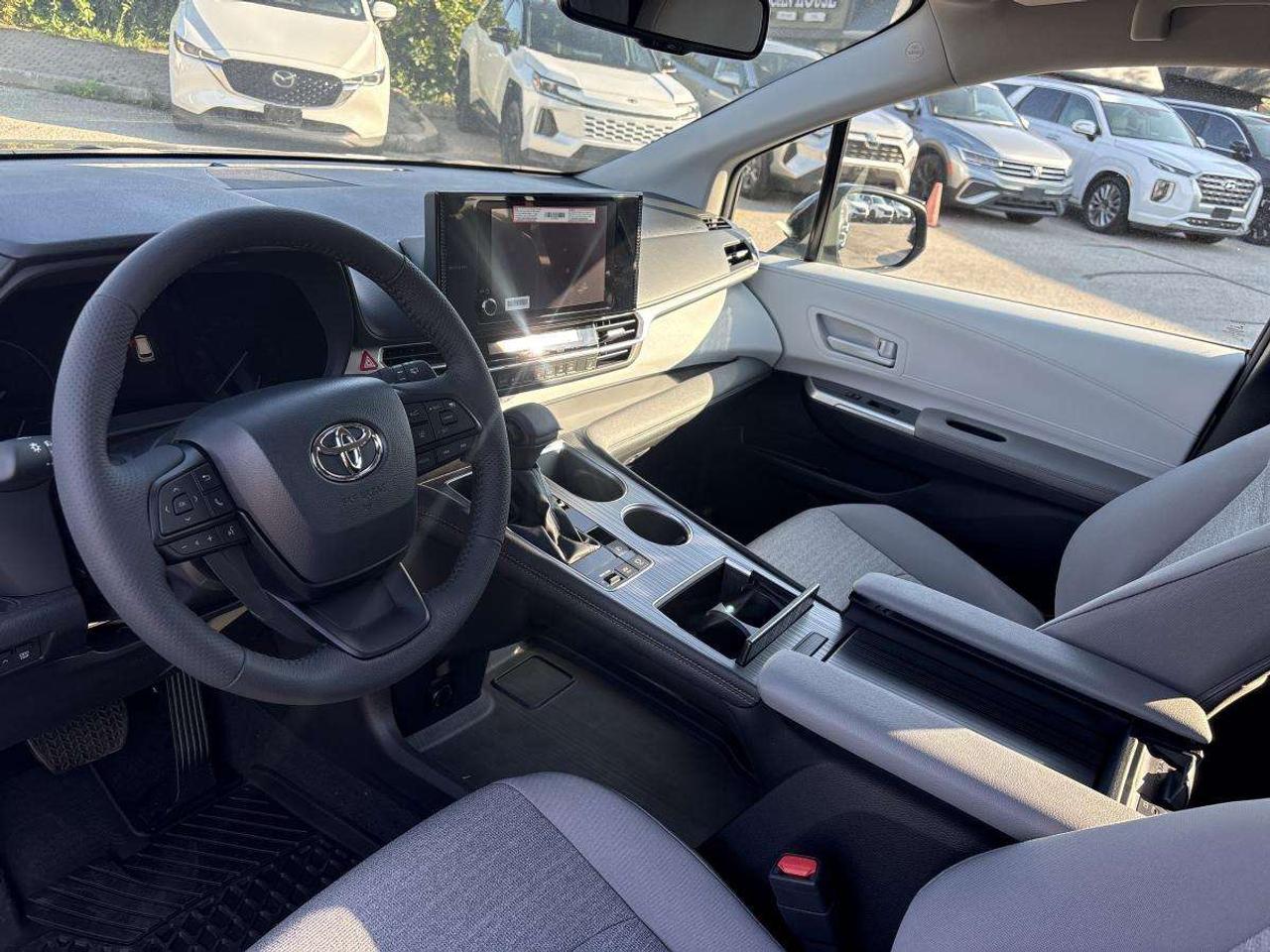 2026 Toyota Sienna LE Hybrid Photo