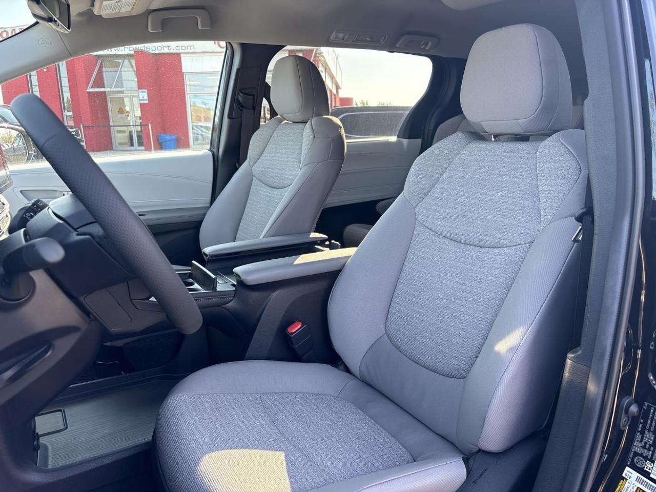 2026 Toyota Sienna LE Hybrid Photo