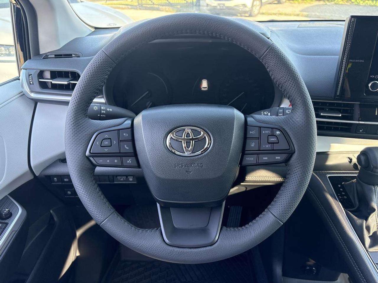 2026 Toyota Sienna LE Hybrid Photo