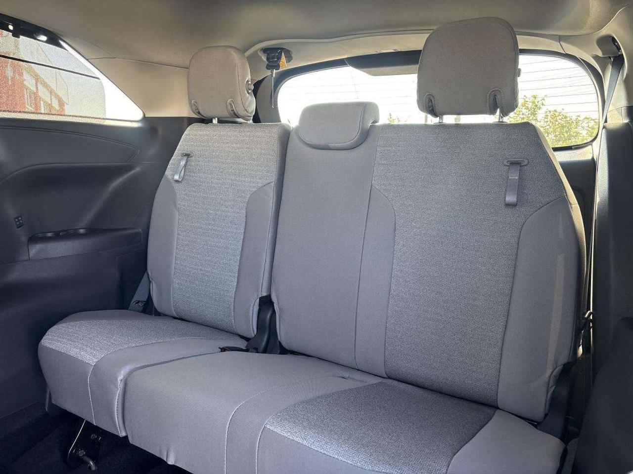 2026 Toyota Sienna LE Hybrid Photo