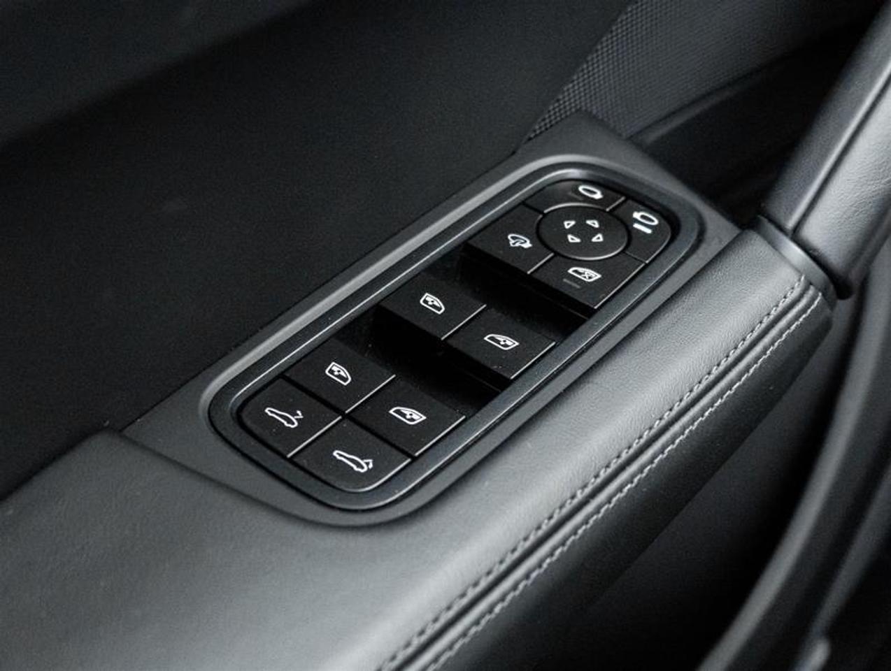 2025 Porsche Cayenne  Photo