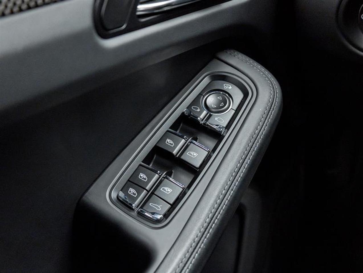 2023 Porsche Macan  Photo