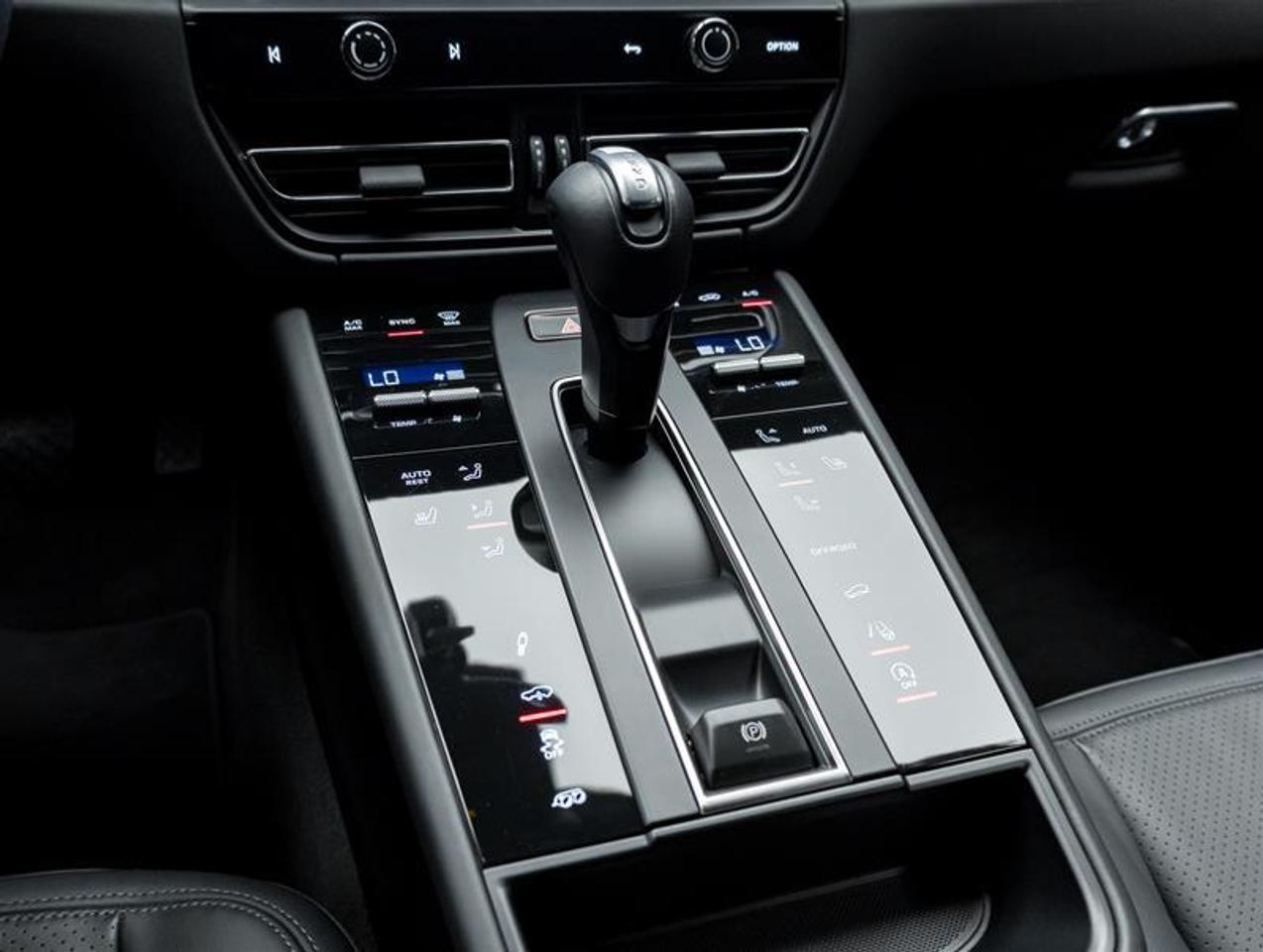 2023 Porsche Macan  Photo
