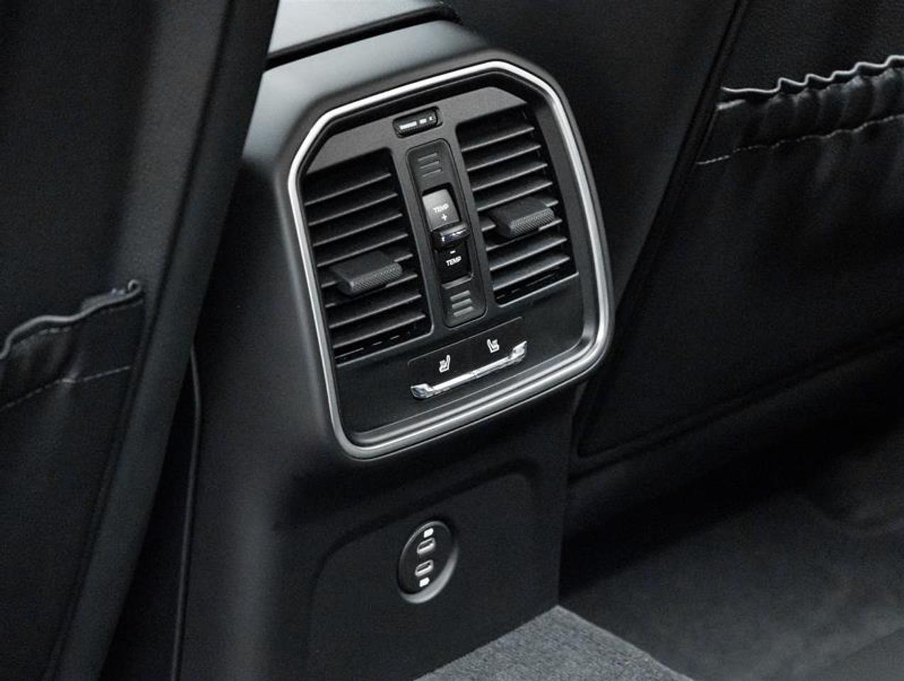 2023 Porsche Macan  Photo