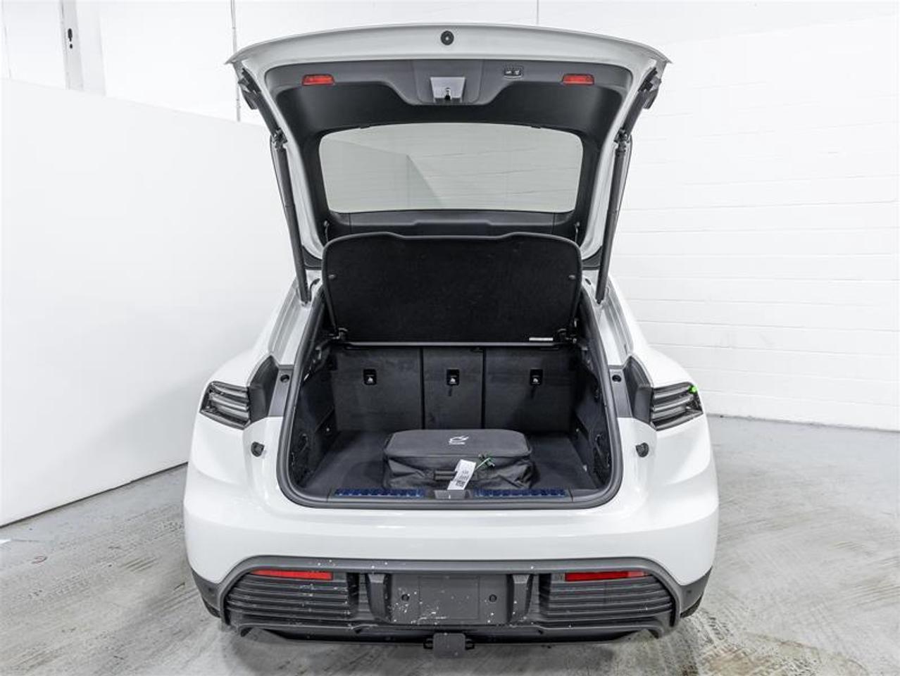 2025 Porsche Macan  Photo