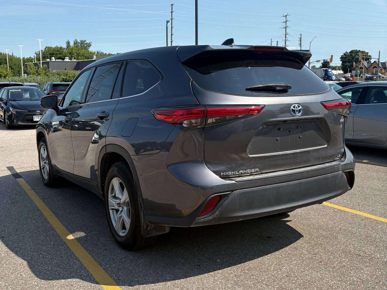2022 Toyota Highlander LE AWD   Clean Carfax Photo2