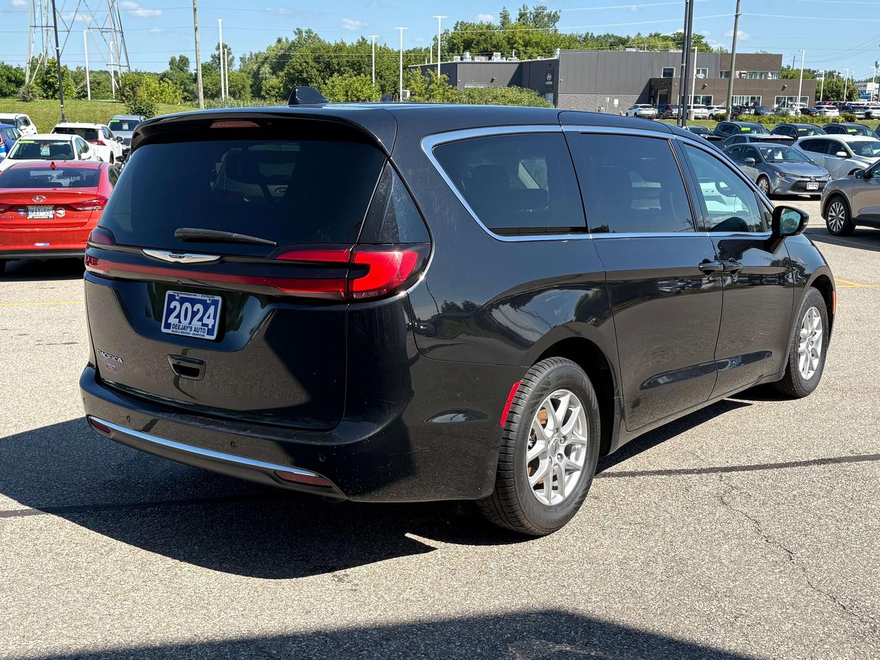 2024 Chrysler Pacifica Touring-L Photo4