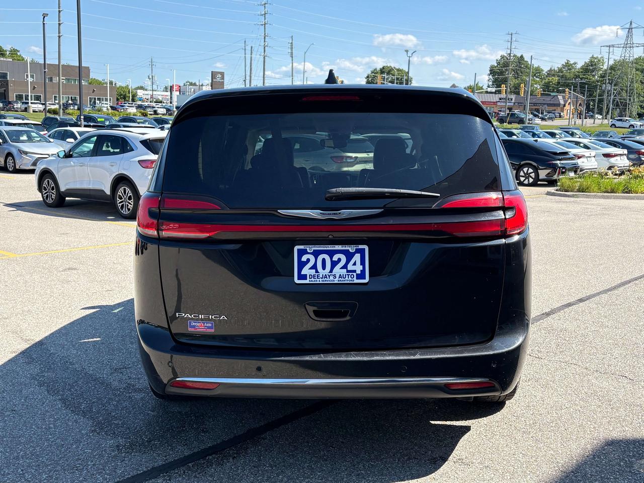 2024 Chrysler Pacifica Touring-L Photo