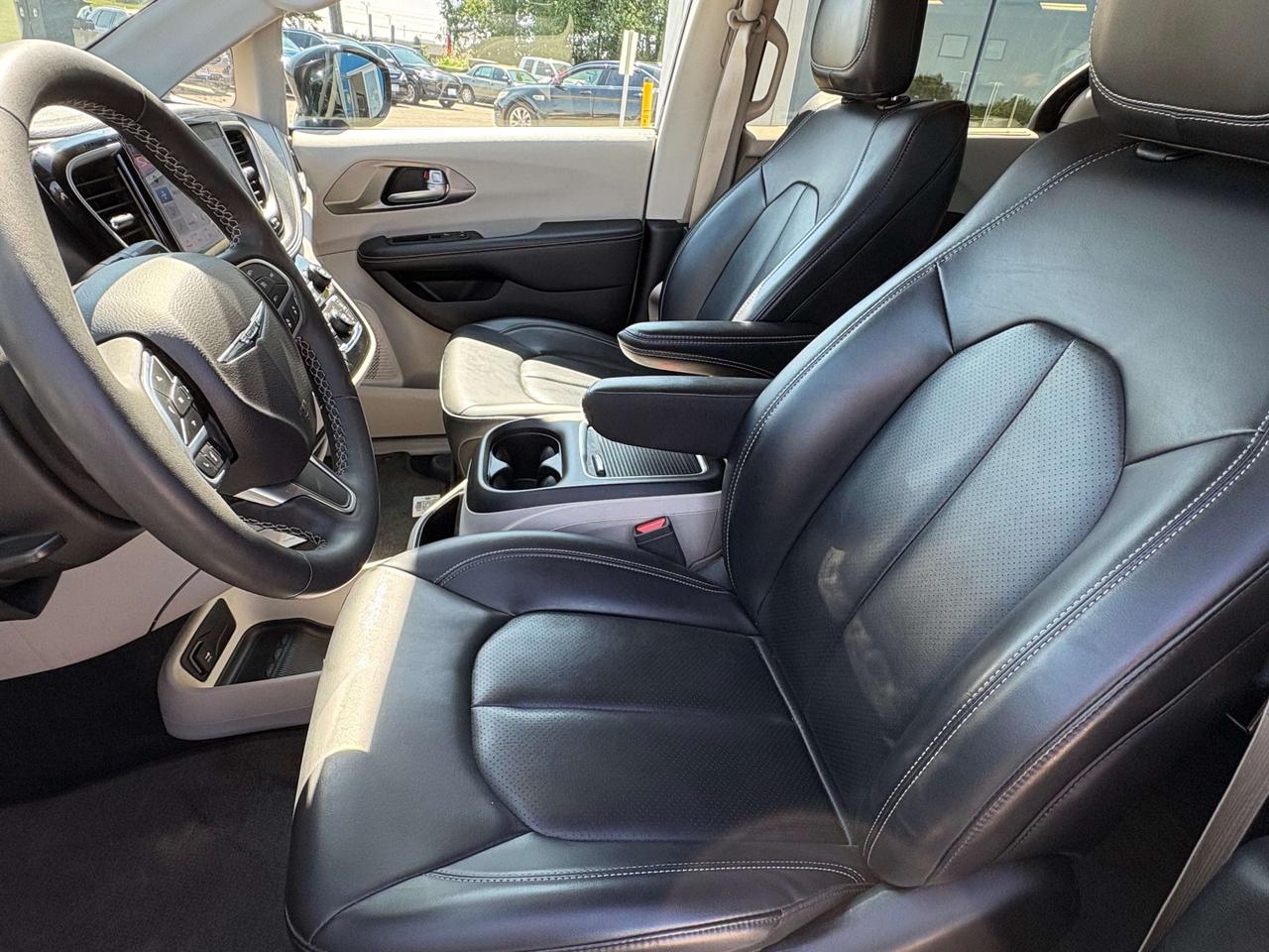 2024 Chrysler Pacifica Touring-L Photo