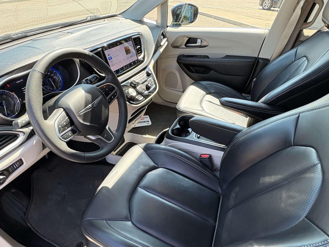 2024 Chrysler Pacifica Touring-L Photo