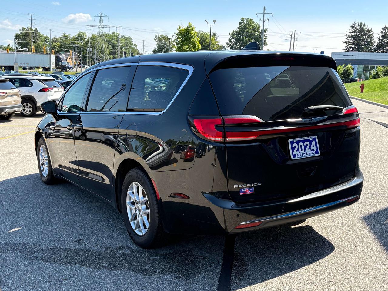 2024 Chrysler Pacifica Touring-L Photo