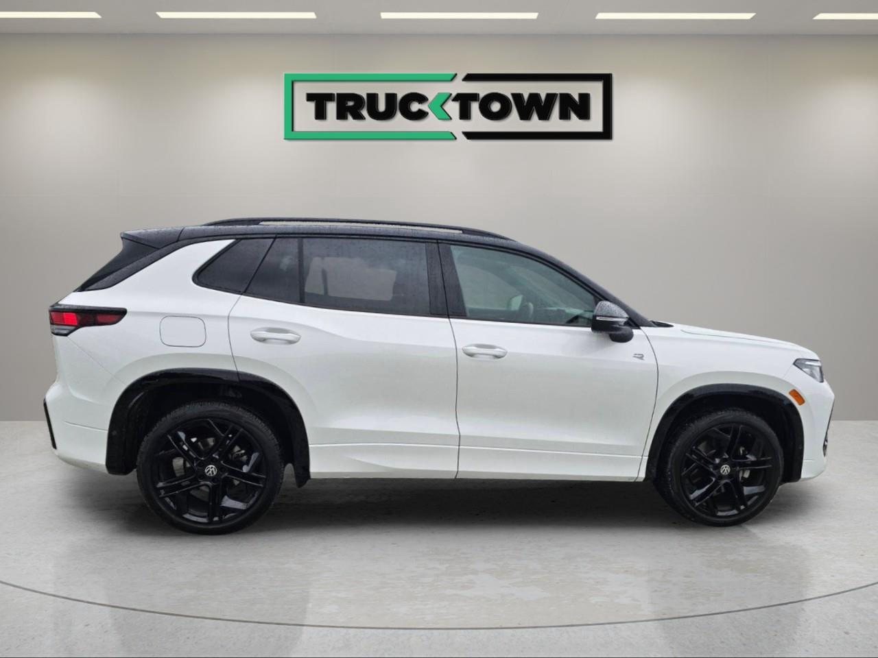 2026 Volkswagen Tiguan Comfortline R-Line Black Edition 4dr All-Wheel Drive 4MOTION Photo3