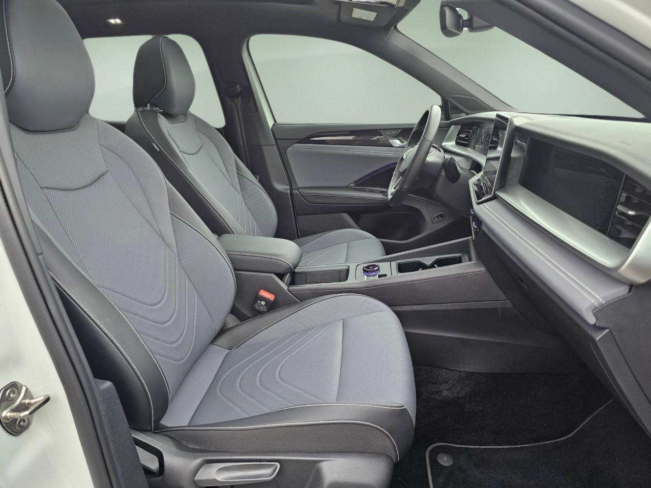 2026 Volkswagen Tiguan Comfortline R-Line Black Edition 4dr All-Wheel Drive 4MOTION Photo