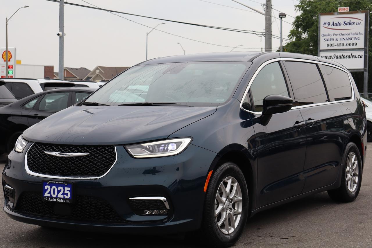 2025 Chrysler Pacifica Select FWD Photo4