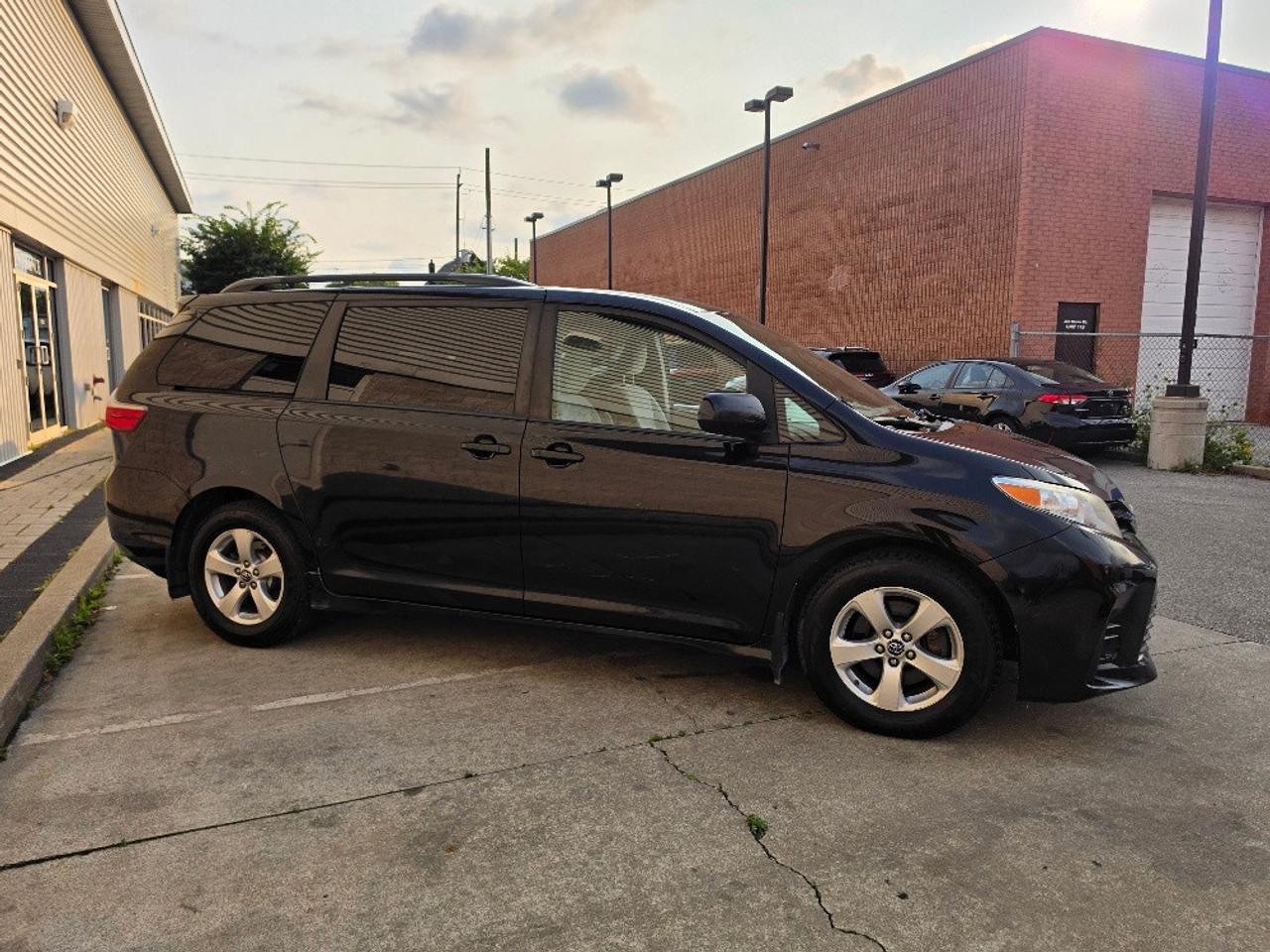 2020 Toyota Sienna LE 8 PASSENGER-POWER DOOR-LDW Photo