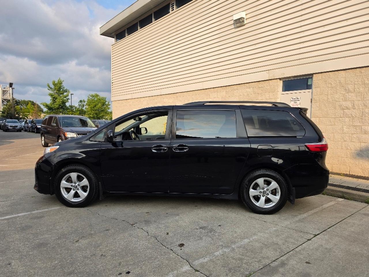 2020 Toyota Sienna LE 8 PASSENGER-POWER DOOR-LDW Photo
