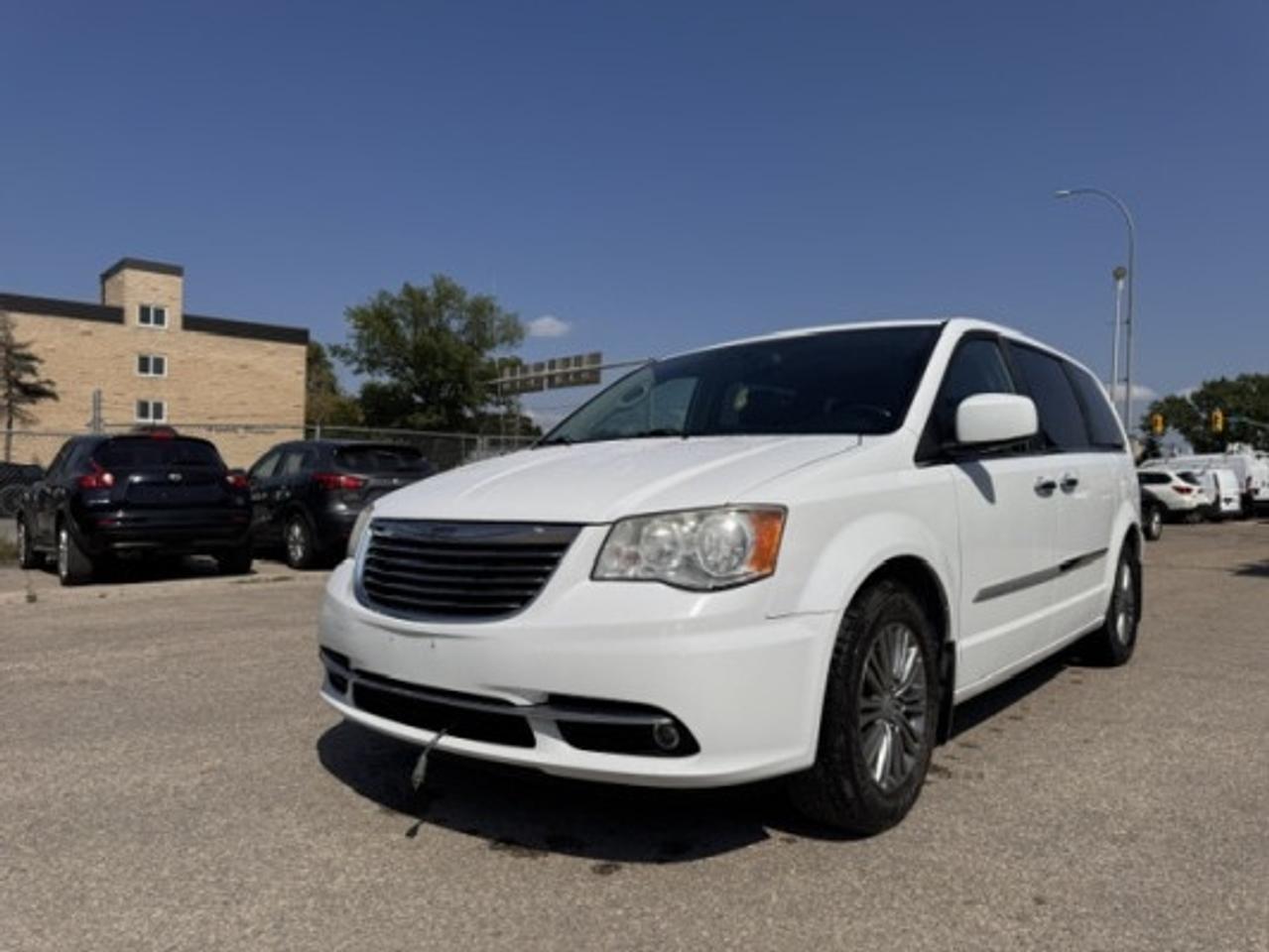 Used 2014 Chrysler Town & Country Touring-L 4dr Minivan (3.6L 6cyl 6A) for sale in Winnipeg, MB