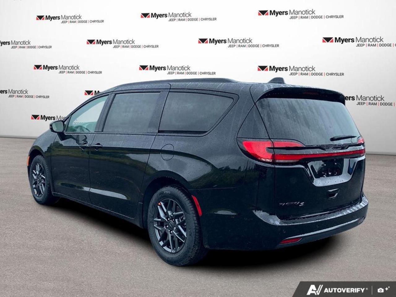 2027 Chrysler Pacifica Select Photo