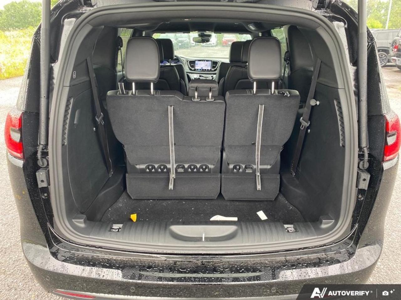 2027 Chrysler Pacifica Select Photo