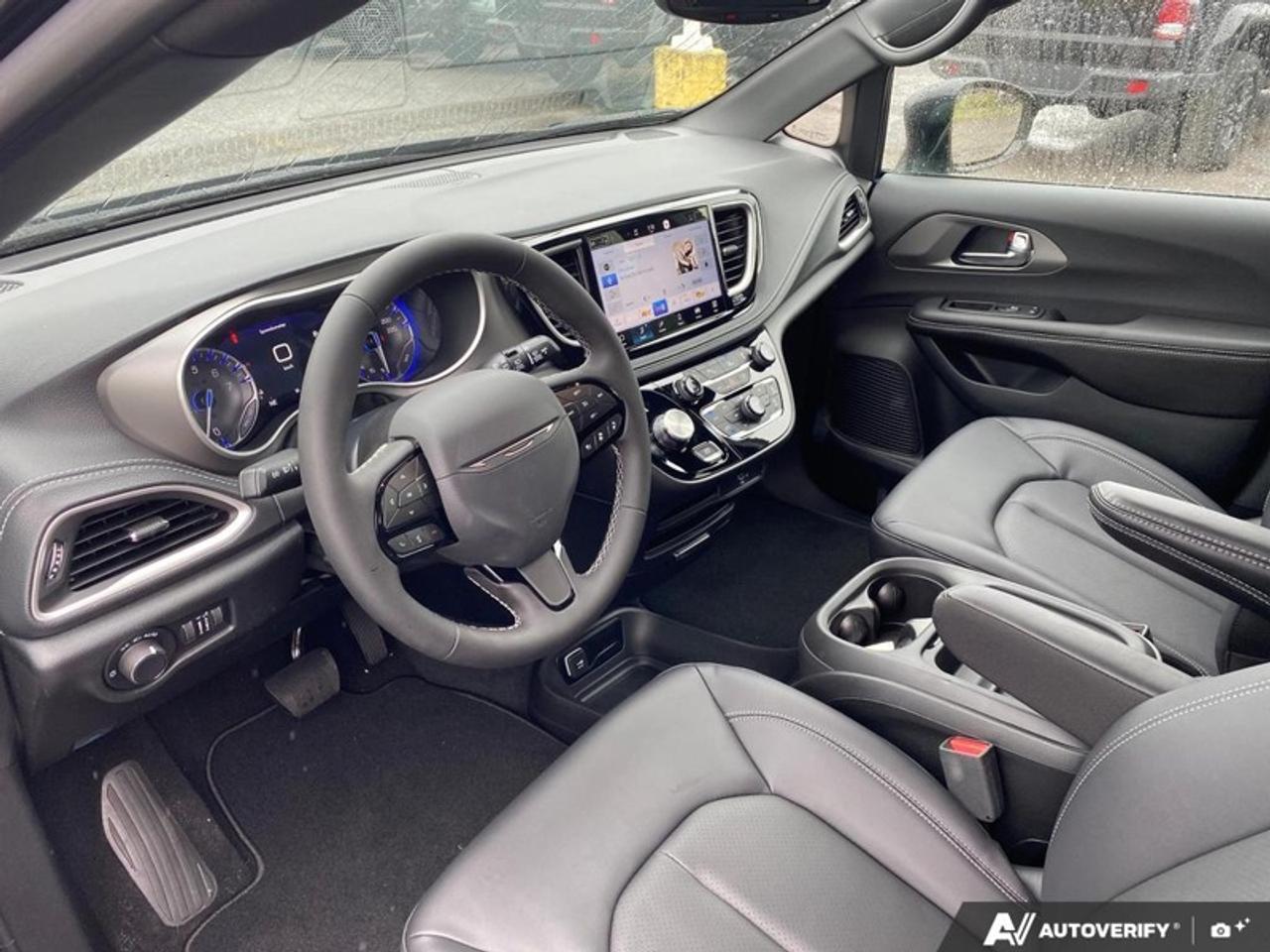 2027 Chrysler Pacifica Select Photo